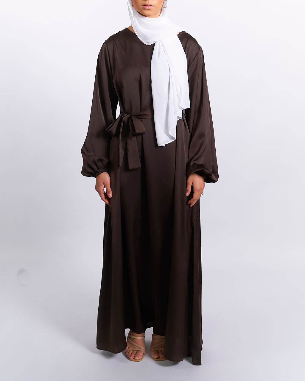 Jannah Satin-Abaya mit Bündchen – Kaffee