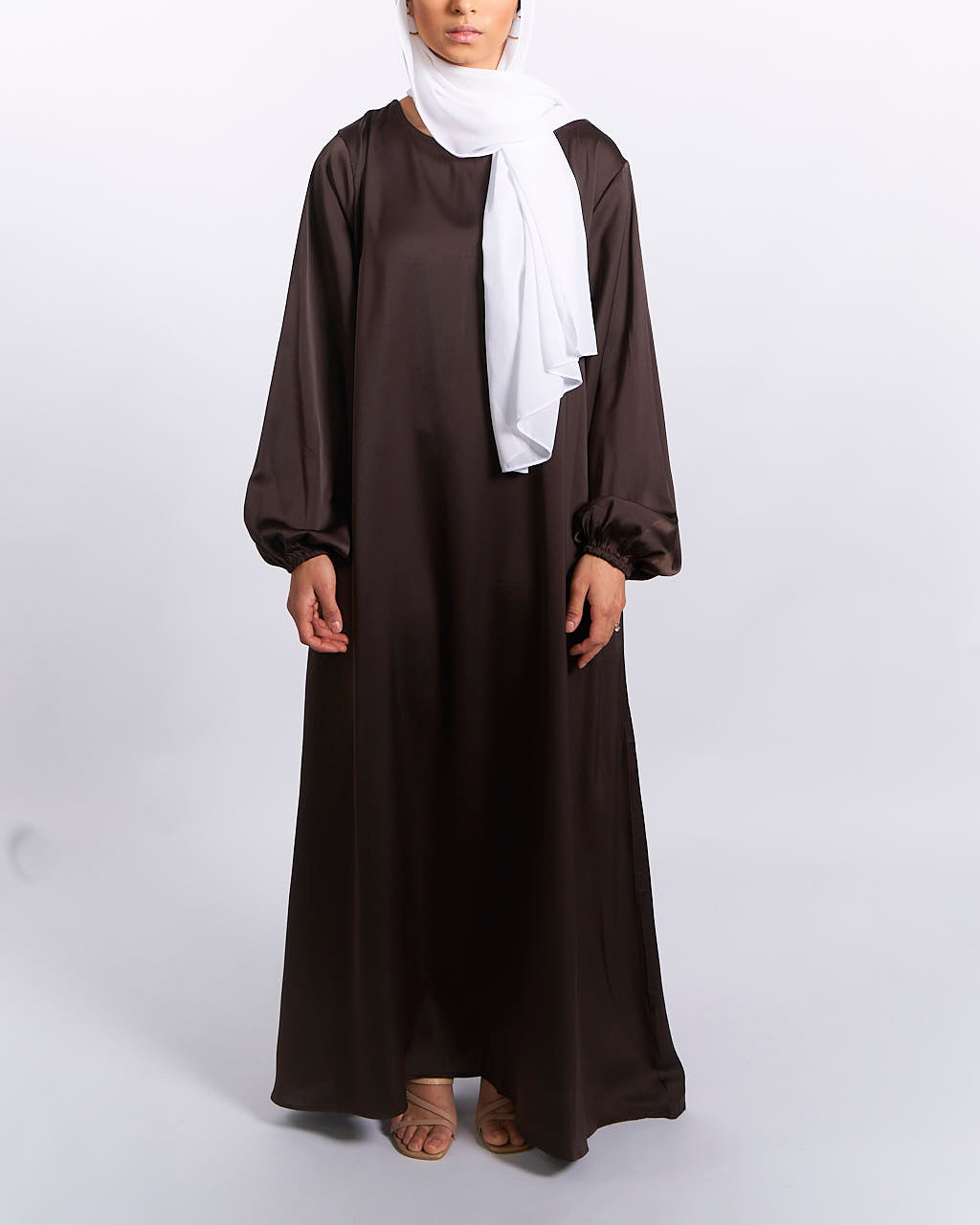 Jannah Satin-Abaya mit Bündchen – Kaffee