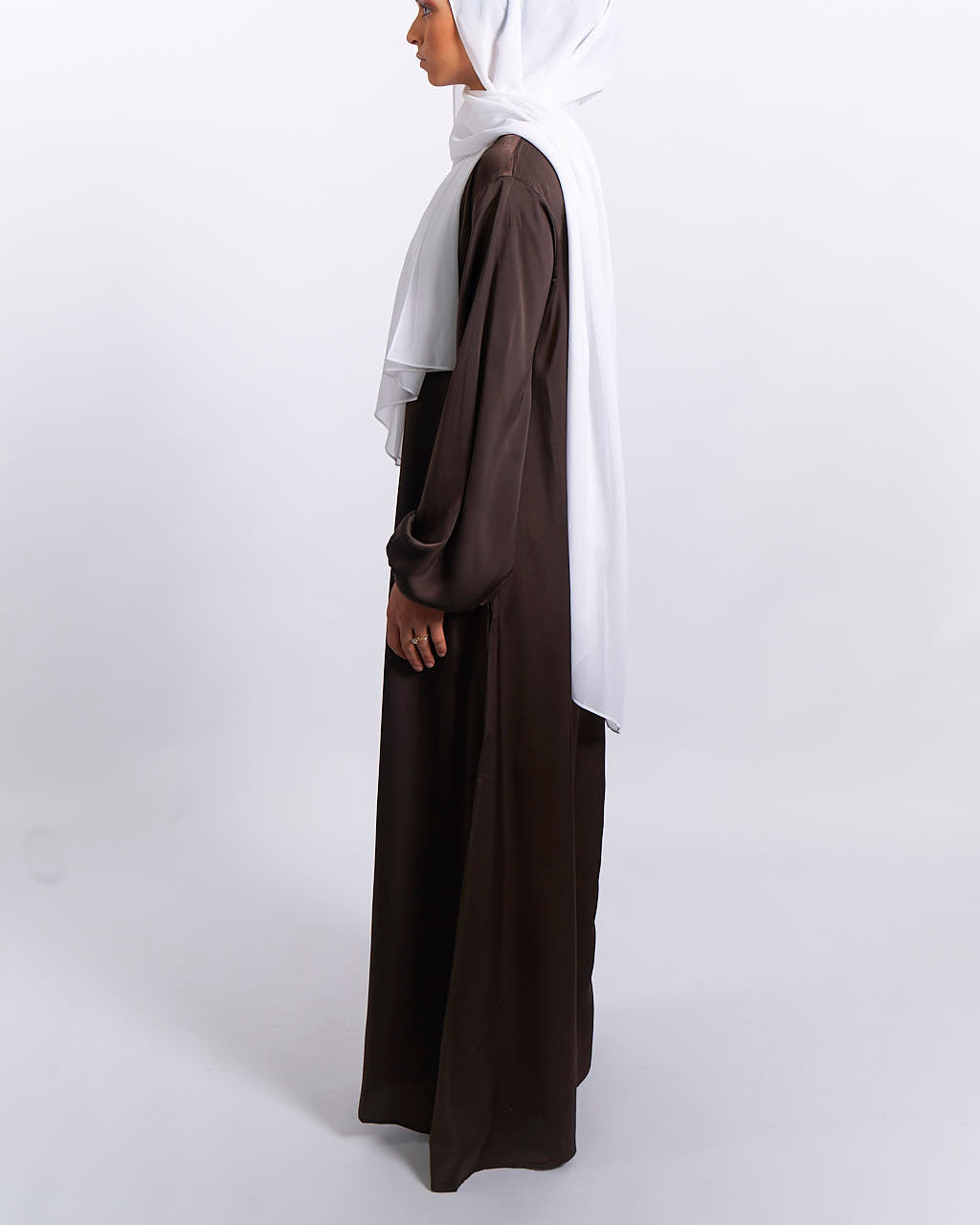 Jannah Satin-Abaya mit Bündchen – Kaffee