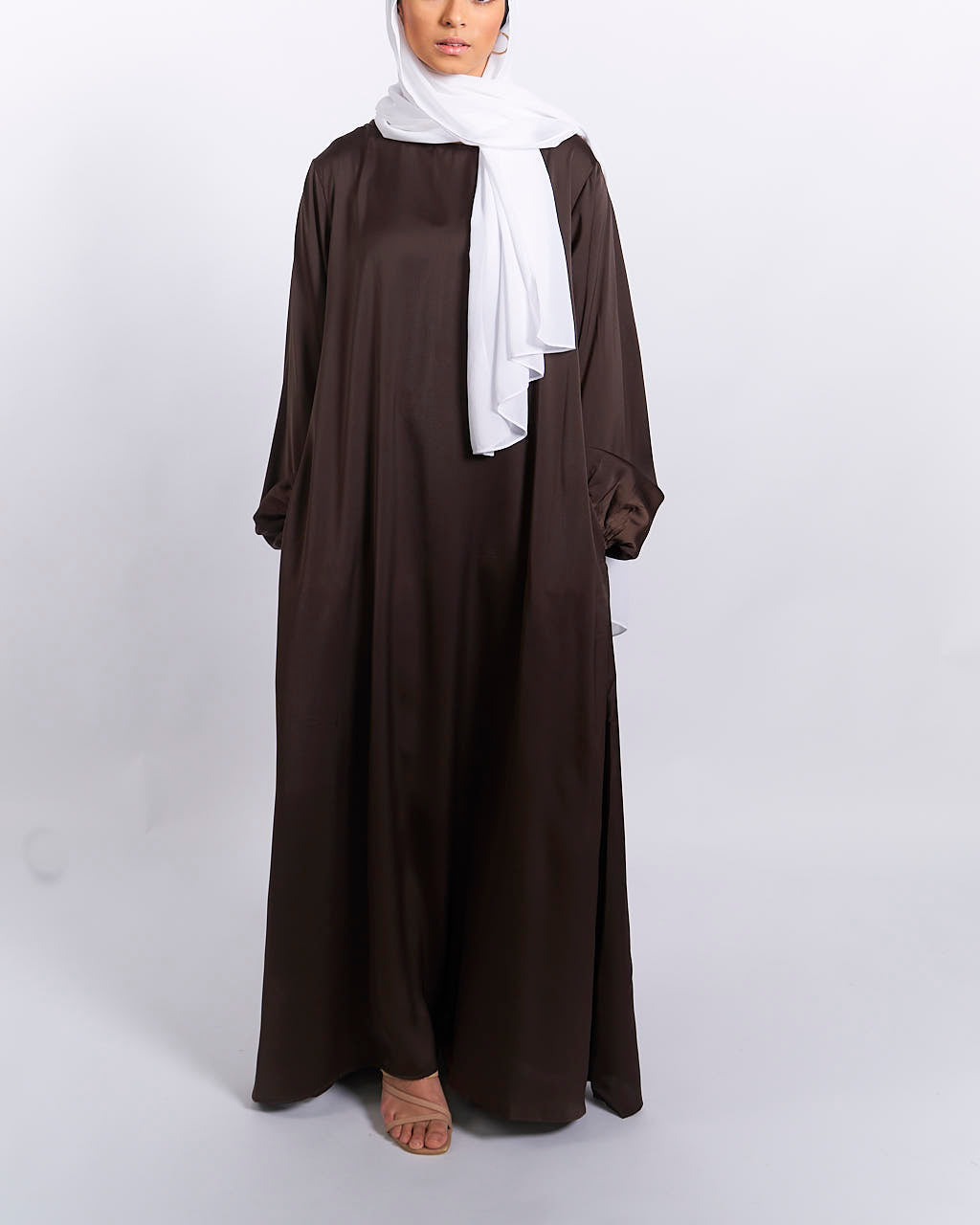 Jannah Satin-Abaya mit Bündchen – Kaffee