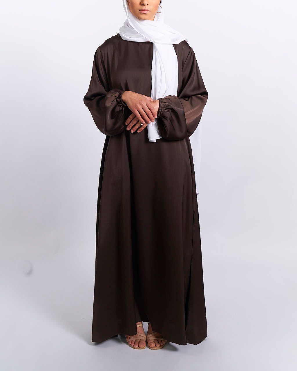 Jannah Satin-Abaya mit Bündchen – Kaffee