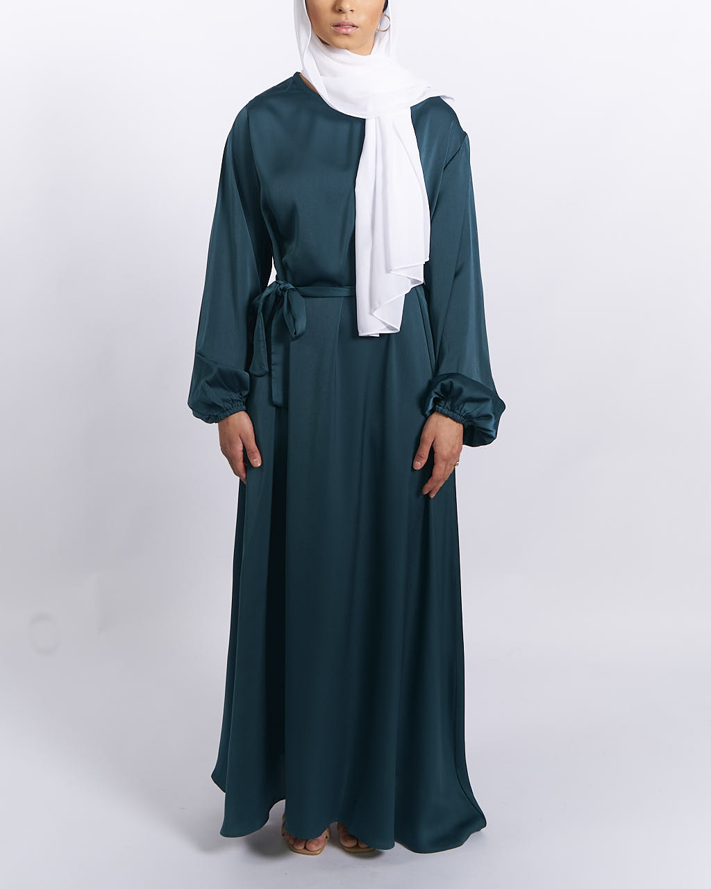 Jannah Satin-Abaya mit Bündchen – Smaragd