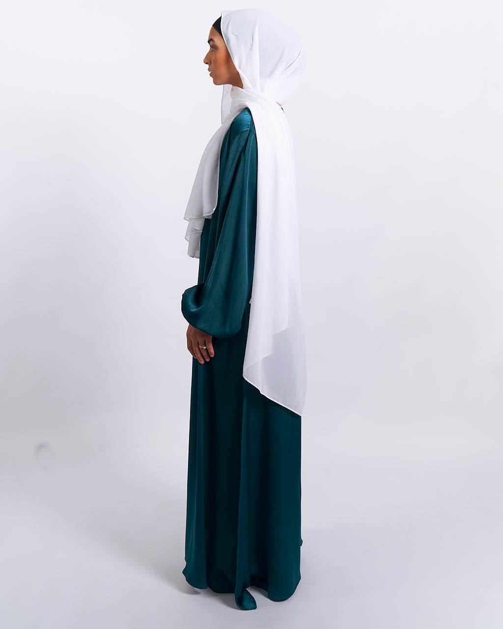 Jannah Satin-Abaya mit Bündchen – Smaragd