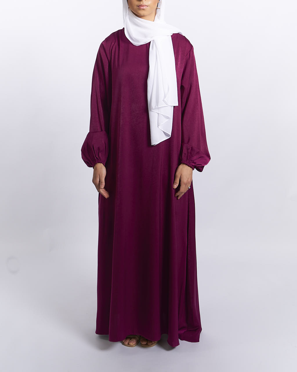 Jannah Satin-Abaya mit Bündchen – Pflaume