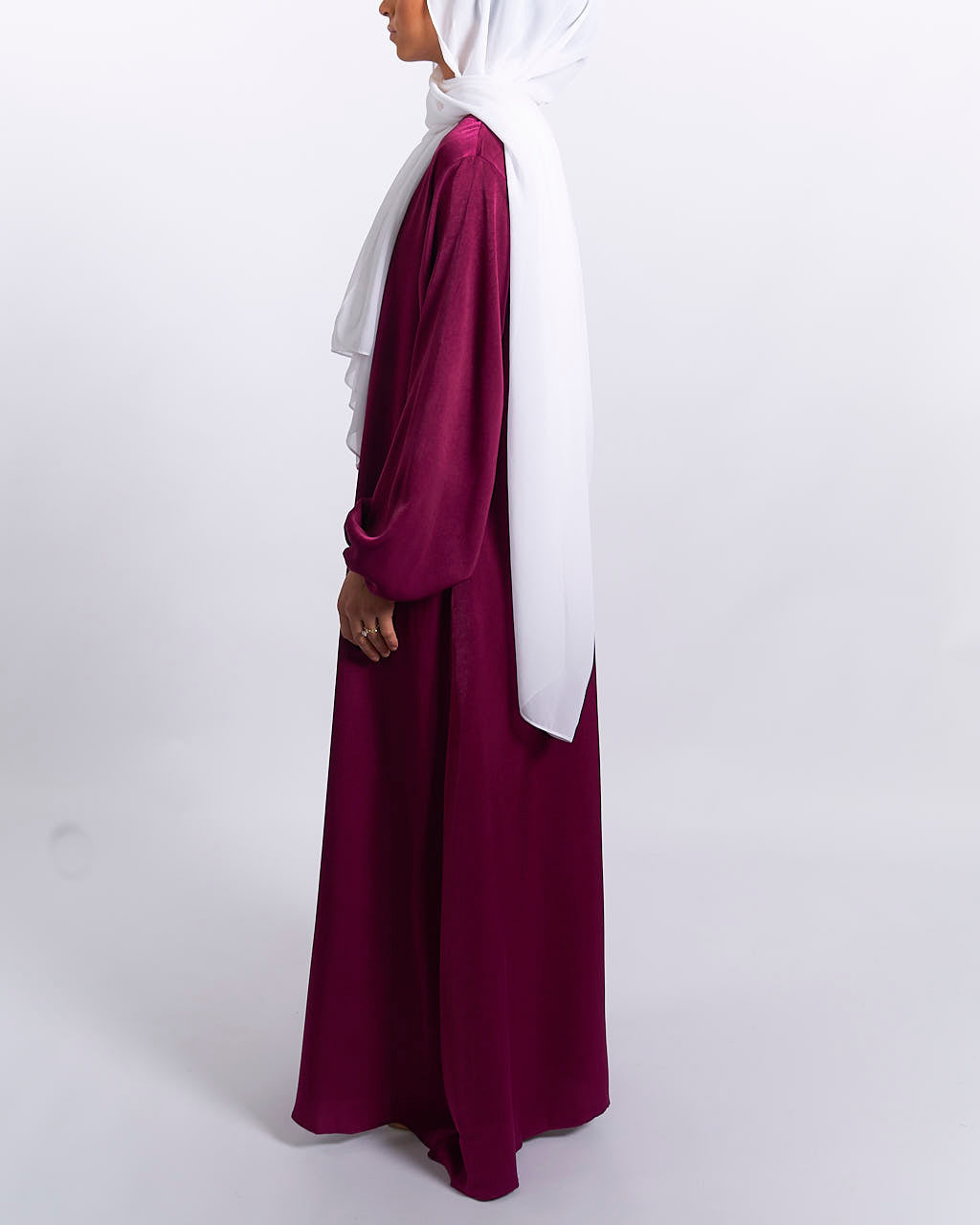Jannah Satin-Abaya mit Bündchen – Pflaume