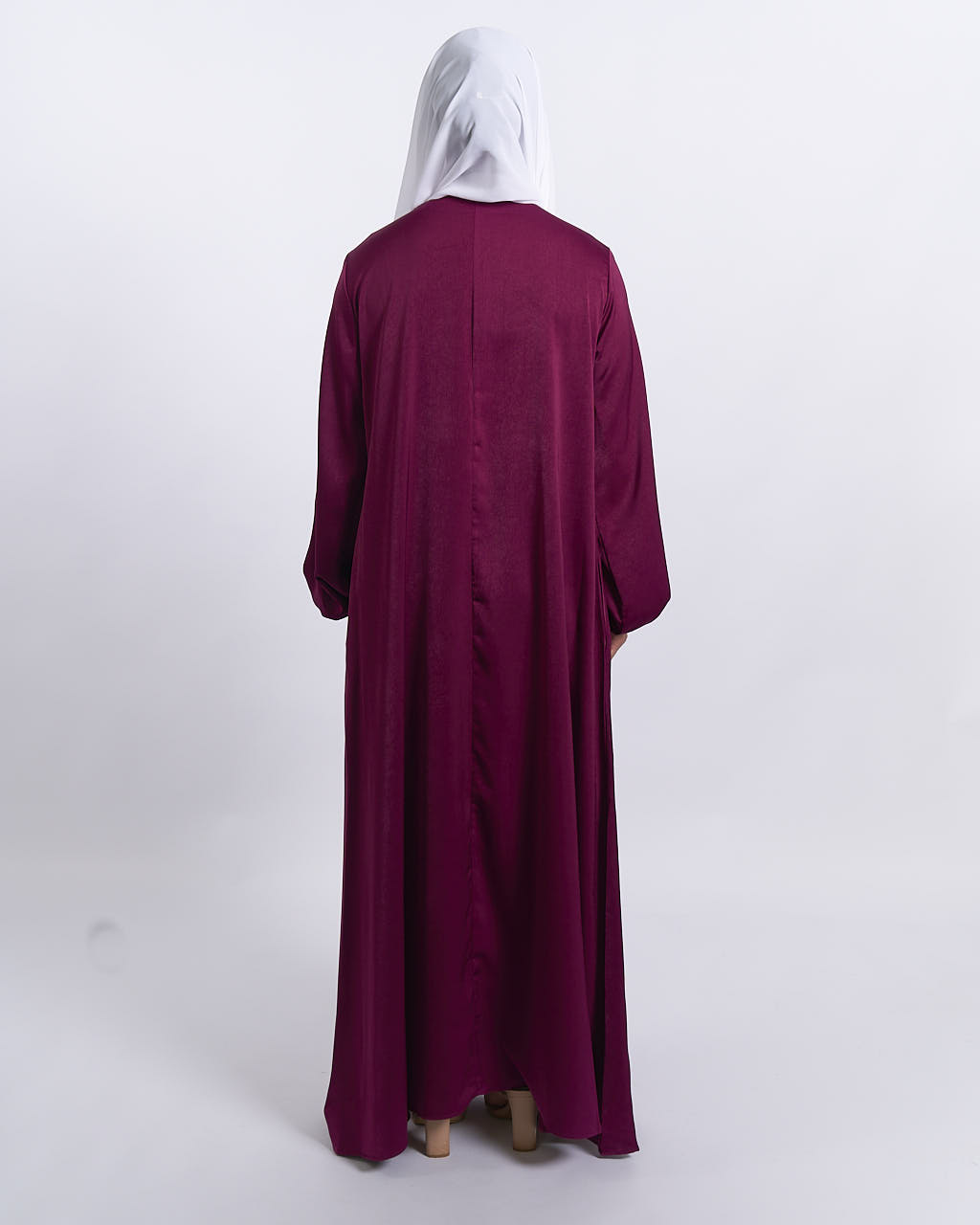 Jannah Satin-Abaya mit Bündchen – Pflaume