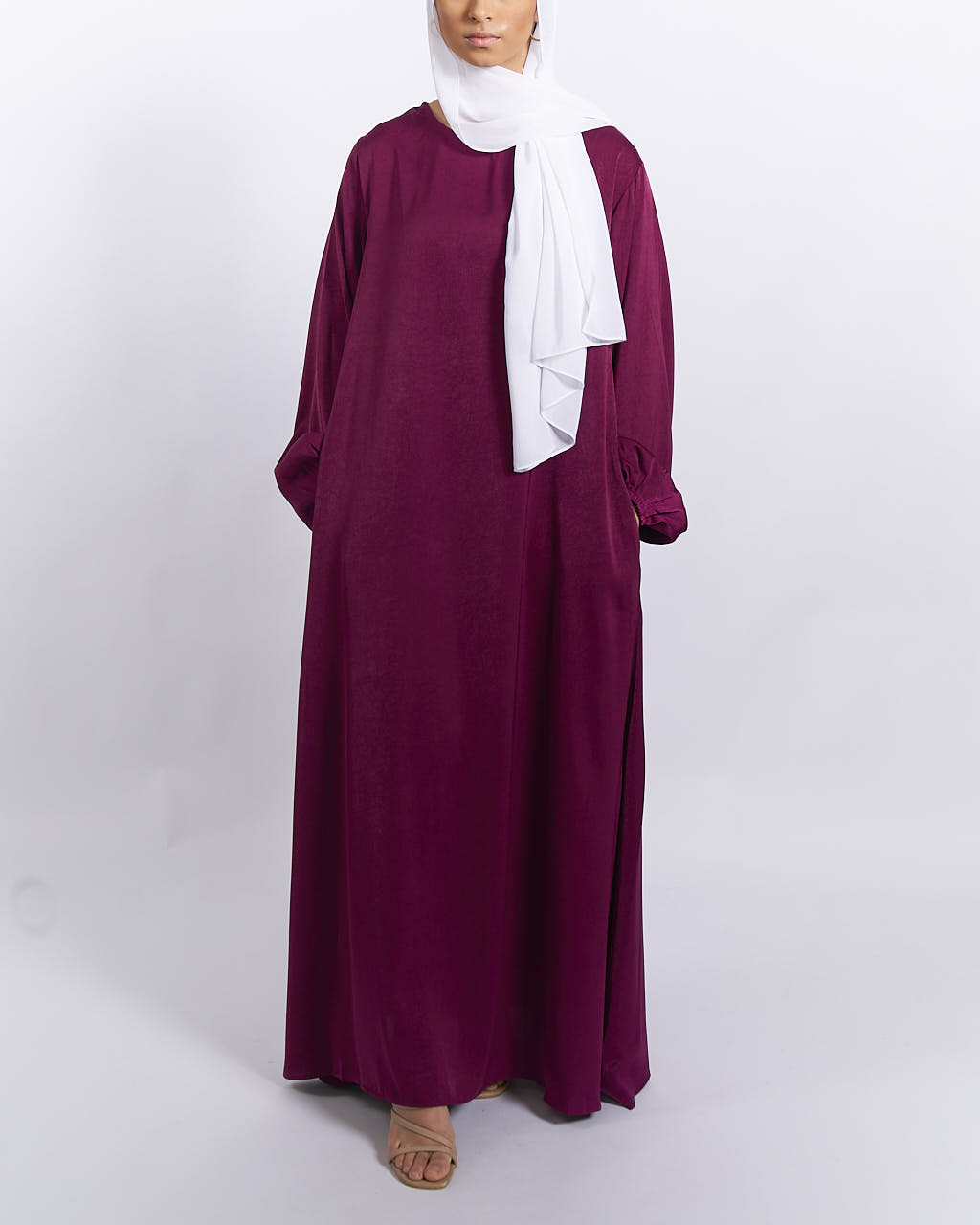 Jannah Satin-Abaya mit Bündchen – Pflaume