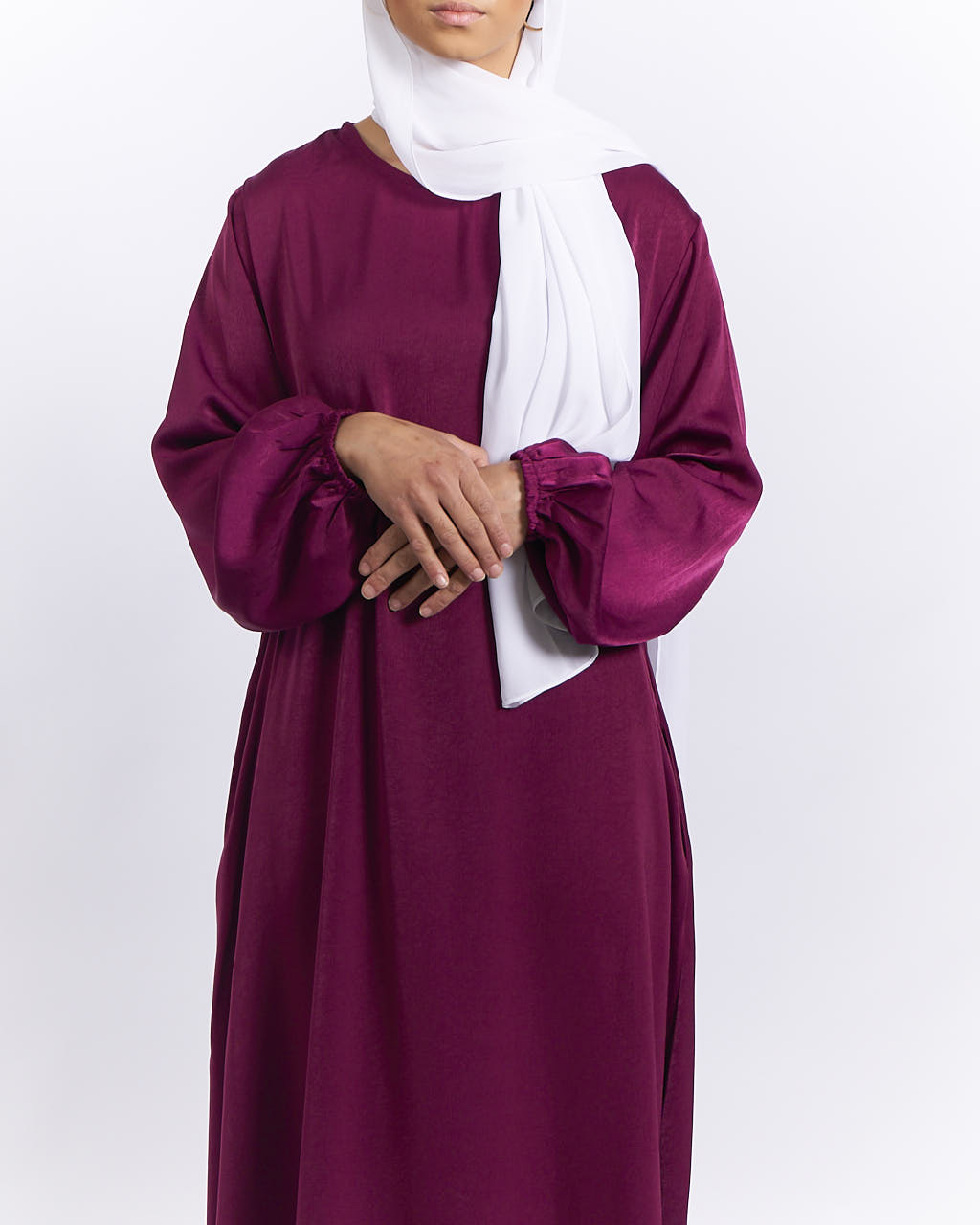 Jannah Satin-Abaya mit Bündchen – Pflaume