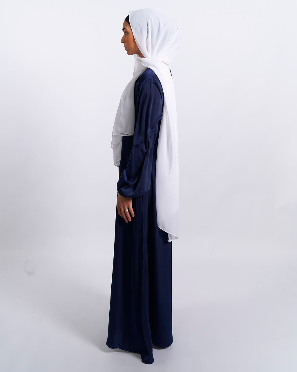 Jannah Satin-Abaya mit Bündchen – Marineblau