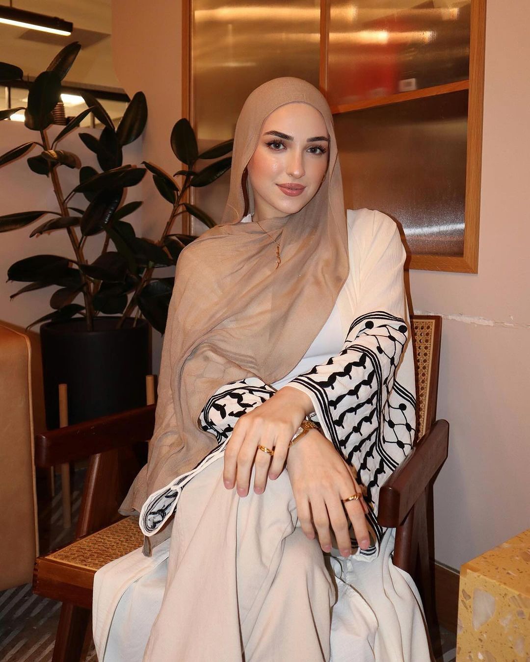 palestine keffiyah abaya sofia influencer pinterest