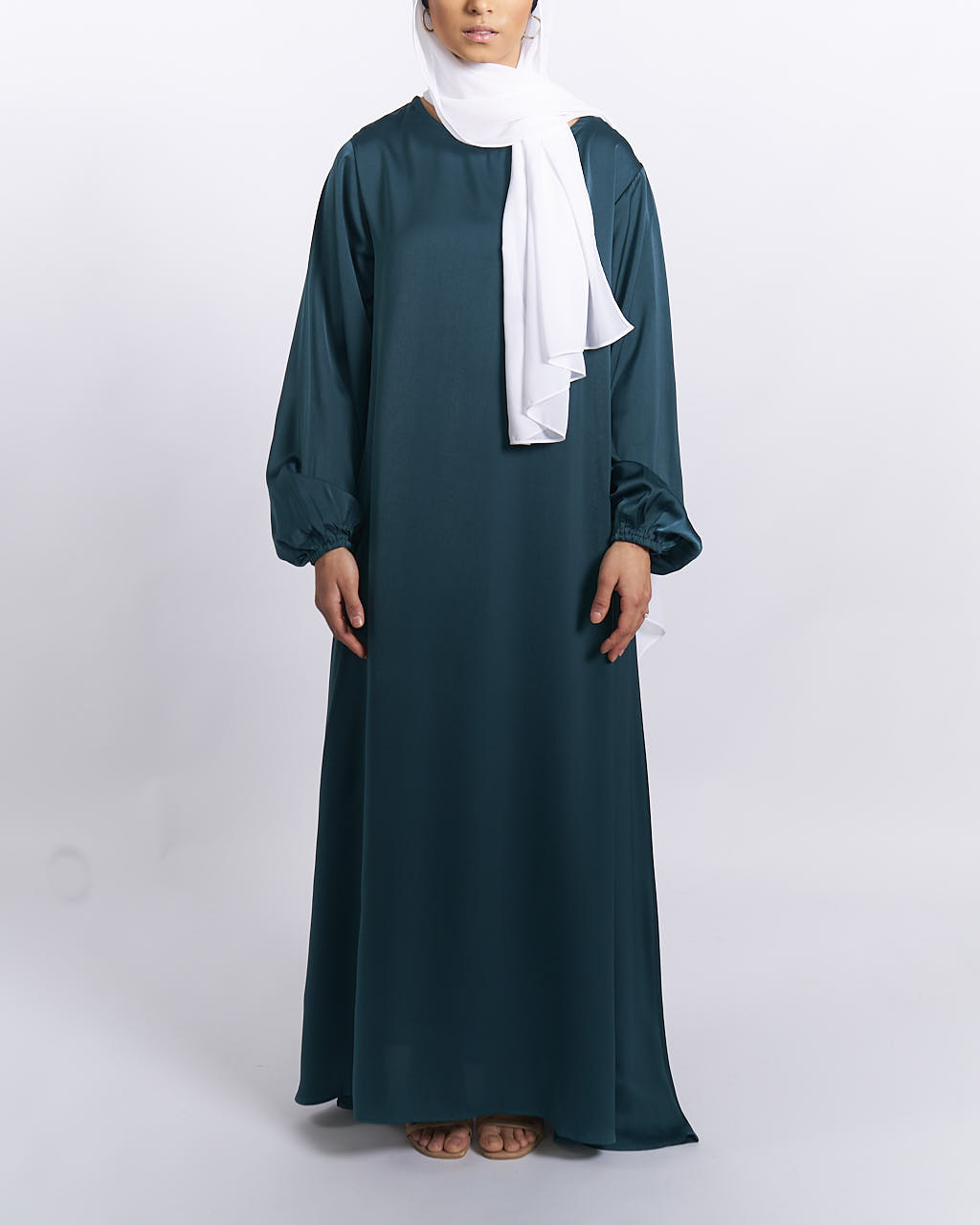 Jannah Satin-Abaya mit Bündchen – Smaragd