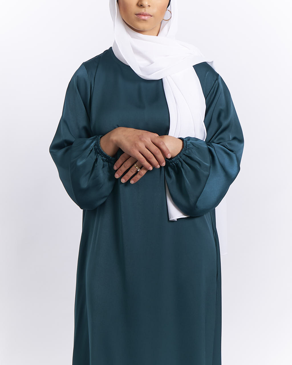 Jannah Satin-Abaya mit Bündchen – Smaragd